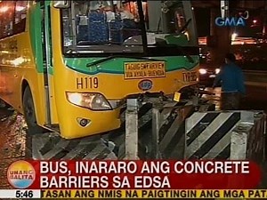 UB: Bus, inararo ang concrete barriers sa EDSA