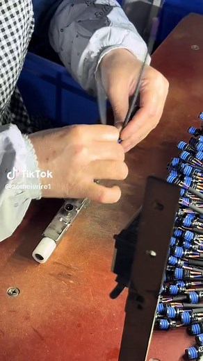 Feel free to curl and discount the waterproof connector that is not easy to break!#2corewaterproofcable #wiretest #lamps #ledlight #connector #waterproof #electricalengineering #2coredropcable