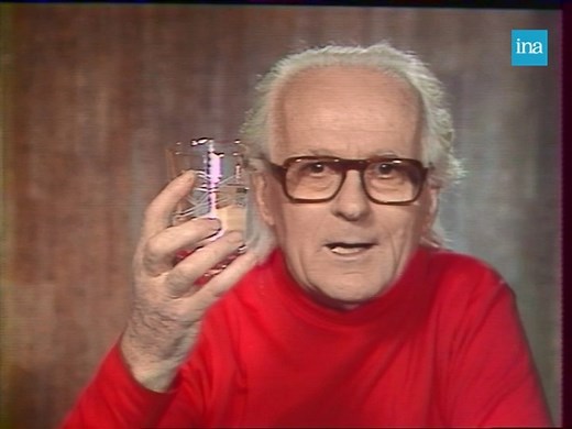 CANDIDAT PROPRE. En 1974, se présenter aux élections présidentielles sous la bannière écologique est une gageure. Il faut montrer patte blanche, énumérer son CV pour prouver sa légitimité. C’est ce que fait René Dumont : « je ne suis pas un doux rêveur…je suis un candidat sérieux ». Il finit son allocution en brandissant un verre d’eau qu’il porte à la bouche avec ces paroles célèbres : « je bois devant vous un verre d’eau précieuse parce que avant la fin du siècle…elle manquera. » | INA