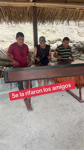 Marimba en San Luis Petén: fiesta y cerveza Gallo entre amigos