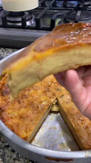 este frío se disfruta frío o caliente Ingredientes 20 panes francés simples 1 litro de leche 1 lata de leche evaporada 1/2 lata de leche condensada Canela en raja opcional 40 gr de mantequilla 1 1/2 taza de flan en polvo Vainilla al gusto para el caramelo 2 1/2 tazas de azúcar blanca Se mezcla todos los ingredientes menos la azúcar Se precaliente el horno a 200°C En una sartén sin nada de grasa se coloca la azucar a fuego medio cuando se a derretido de la orilla la azucar se empieza a mover sin 