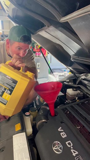 ROADTRIP PREP🛠️ - How we service the 200 series Landcruiser. Change the Engine oil, filter & fuel filter👌 ℹ️ A basic service on most vehicles is quite an easy DIY job.. It’s a good idea to know your way around your own vehicle when you hit the road for full time travel. Having a bit of know how can not only help you out in a break down, it can save big $$ on servicing costs as well 👍 (although it does help that I am a trained heavy vehicle mechanic, I’ve been off the tools for 8 years.. just 