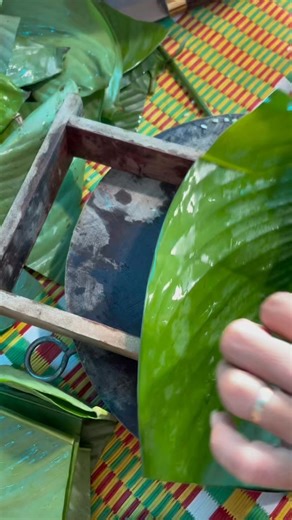 Gói bánh chưng là việc gì đó rất nhiều cảm xúc. Thể hiện sự sum họp, quây quần mỗi người một tay, người làm lá, người làm lạt, người làm nhân, làm gạo. Khi gói cha mẹ truyền dạy cho con cái đó là văn hoá được lưu truyền. Nấu bếp củi lên luộc trong đêm đông giá rét đó là cùng nhau sưởi ấm. Mùi bánh thơm trong gian bếp đó là hương thơm của Tết! Vậy nên ai cũng háo hức với hoạt động gói bánh chưng, và dù nhiều nét văn hoá bị lãng quên theo thời gian nhưng gói và thờ cúng bánh chưng vẫn còn mãi! #Ba