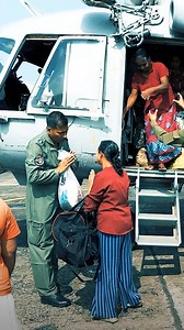🇱🇰🇮🇳An IAF MI-17 helicopter, deployed by India for rescue operations in Sri Lanka, delivered 1,700 kg of dry rations to stranded families in Kotmale this morning and safely airlifted a group of people including children to SLAF Base Katunayake. #iaf #slaf #hadroperations #rescuemission #disasterrelief #cycloneditwa #humanitarianassistance #mi17 #emergencyresponse #iafrescue #humanitarianaid #disastersupport #savinglives #indiasrilanka #KotmaleRelief | Sri Lanka Air Force