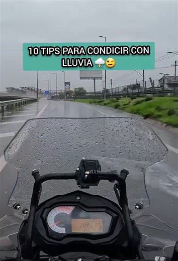 Conducir moto bajo la lluvia: 10 consejos de seguridad en carretera