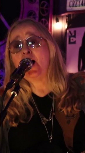 Melissa performing Come To My Window live at home for the charity Shatterproof