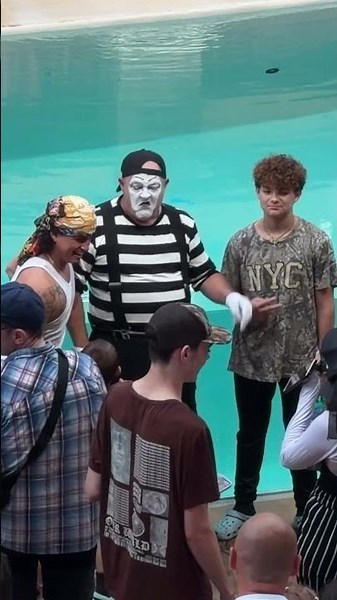The Mime Joined the Squad 😂 Tom mime Seaworld #comedy #tomthemime #seaworldmime #funny #funnyvideos