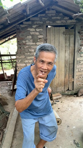 Old man snaps his fingers and the house collapses #funny #comedy