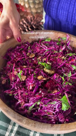 Ensalada de col morada y granada 1 col morada chica 3 betabeles cocidos y en cuadritos 1 taza de granada 1/2 taza de perejil picado 3/4 de taza de nueces de Castilla tostadas Sal al gusto 1/2 taza de aceite de oliva 1/3 de taza de vinagre balsámico 1 cucharada de miel. #receta #navidad