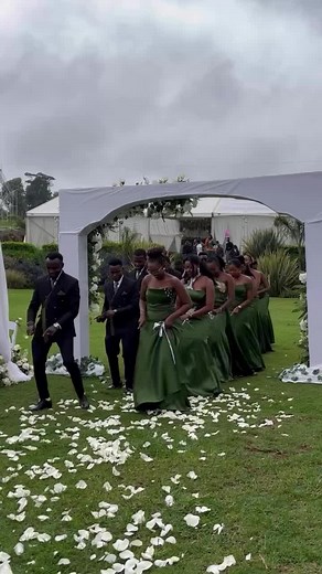 Epic bridal entrance 🔥🔥🙌 #creatorsearchinsights Hashtags: #weddingtips, #bridesmaidentry, #weddinginspo, #bridalparty, ,
