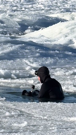 The Nantucket Current’s photographer at large Kit Noble is UNFAZED by the icy conditions on the island. If there are photos to be had, this man will do WHATEVER IT TAKES to get the perfect shot 😂 #nantucket #island #photography #freezing #storm