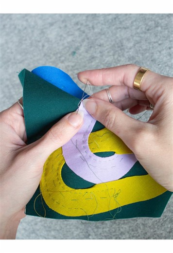 I love a wildly tedious tiny needle turn project. 🪡 #applique #handstitched #slowstitching #emilyvanhoff