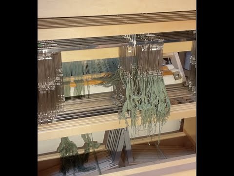 How to thread heddles on a loom without errors