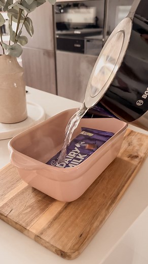 let’s make the viral no bake rocky road cups🍓🍫✨ you will need: •Maltesers •Milk chocolate •Strawberries •Mini marshmallows ✨melt the chocolate in a dish using hot water ✨chop the strawberries ✨add the strawberries, maltesers & mini marshmallows to the glass ✨pour over the melted chocolate …enjoy♥️ #datenight #foodideas #datenightideas | LauraCleanaholic