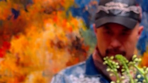 每天蚂蚁把花修剪好放在桌上，我便把它们摆到工作室各处。看似重复的小事，却能让心慢慢安静，在花香里寻得一份平静与温柔。