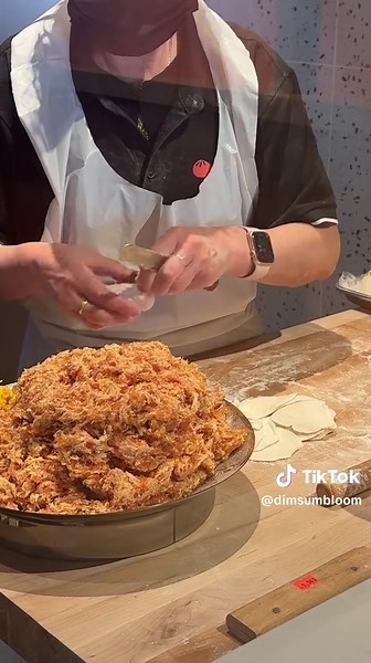 #dimsum #chinesefood #soupdumplings #queens ⸻ 🥟 Soft Opening – 10% OFF Everything! 🍜 Not just traditional dim sum 📍 Grand opening special: 10% OFF storewide! 🕒 Limited time only – come taste the difference! 🥢✨ This isn’t just any dim sum spot… 📍Welcome to Dim Sum Bloom — NYC’s freshest new dim sum destination! 👩‍🍳💛 Watch our chefs craft every xiao long bao by hand — yes, real handmade soup dumplings. 🤖🔥 And here’s the twist… We’re the first in NYC with a fully automated stir-fry robot
