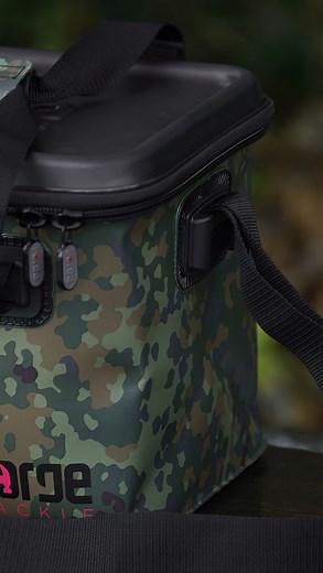 Wasserdicht und stylisch - die neuen Forge Tackle EVA FTR Camo Bags! 💦🙌🏼🤩 • Seit mehreren Jahren nun schon führt @forge_tackle EVA Taschen im Programm, die im Inneren alles trocken und sauber halten, mit Gegenständen deiner Wahl gefüllt werden können, multifunktional einsetzbar und recht robust sind. Außerdem überzeugen sie durch ihr faires Preis-/Leistungsverhältnis. • Jetzt hat der Tackleproduzent die Reihe um ein neues Design erweitert: die EVA FTR Camo Bags. Sie sind aus 1mm dickem EVA-M