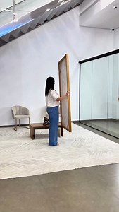 Tradição, fé e arte com acabamento sofisticado O Quadro Decorativo Santa Ceia Entalhado na Madeira impressiona pelo visual que remete ao entalhe em madeira, trazendo profundidade e elegância à composição. Uma peça que transforma o ambiente com presença e espiritualidade. ✔ Impressão em alta definição, simulando o efeito entalhado com realismo ✔ Textura visual marcante, que valoriza os detalhes da arte sacra ✔ Acabamento premium, ideal para espaços clássicos e devocionais Uma homenagem à fé crist