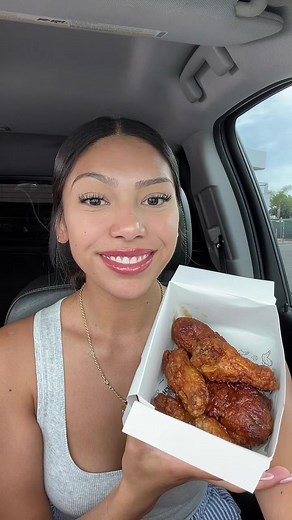 Bonchon❤️Soy Garlic is the best wing flavor😩This is the only chicken with bone that ill eat!!!#bonchon#koreanfriedchicken#friedchicken#friedchickenmukbang#muckbang#muckbangeatingshow#eatingshow#chrunchysounds#asmr#foodasmr#foodsounds#eatingvideo#foodvideo#foodtiktok#foodie#eatwithme#crunchyeatingsounds