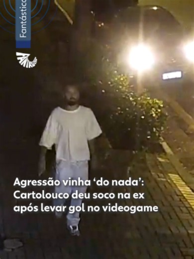 Agressão a ex-namoradas - Uma das três ex-namoradas que denunciaram por agressão o influenciador Lucas Strabko, o Cartolouco, relatou o mesmo tipo de comportamento agressivo sobre as outras mulheres. E uma delas relatou ter levado um soco enquanto ele jogava videogame. A vítima, que preferiu não se identificar, contou que ele a agredia verbalmente como fazia com outras ex-namoradas. E que em outra ocasião, ele estava jogando videogame com outra pessoa, um jogo de futebol, e quando seu time sofre
