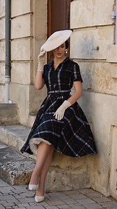 🍂‎ Herbstklassiker‎ mit‎ Retro-Charme‎ 🍂 ⁣Unser‎ Forever‎ Fifties‎ „Tina‎ Library‎ Check‎ Swing‎ Dress“‎ gehört‎ zur‎ neuen‎ Herbst-Winter-Kollektion‎ und‎ ist‎ ein‎ echtes‎ Must-Have‎ für‎ die‎ Saison.‎ Das‎ elegante‎ Karomuster‎ in‎ Schwarz‎ verleiht‎ dir‎ einen‎ stilvollen‎ Auftritt‎ –‎ zeitlos,‎ feminin‎ und‎ perfekt‎ für‎ den‎ goldenen‎ Herbst.‎ ✨ ⁣ ⁣👉‎ Jetzt‎ kaufen:‎ https://vintage-vogue.shop/produkt/forever-fifties-blusenkleid-vintage-kleid-tina-libary-check-swing-dress-in-schwarz/ ⁣