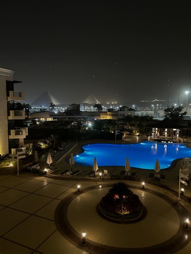 み き | エジプト日記🇪🇬 今回は「シュタインベルガー カイロピラミッズ」Steigenberger Pyramids Cairo Hotelに宿泊。ピラミッドビューの最高なお部屋！！ 夜はホテルのバーでライブを聴きながら、素敵な夜を過ごしました。... | Instagram