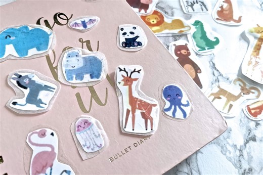 Créez vos propres stickers animaux avec du papier cuisson et du scotch - c'est facile et amusant