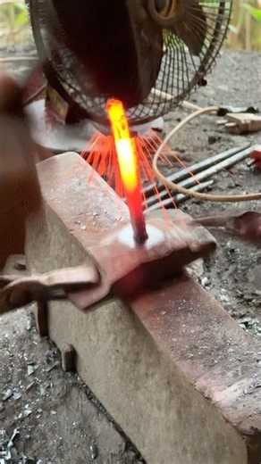 Manipulating incandescent alloy plates utilizing classic anvil shaping methodologies