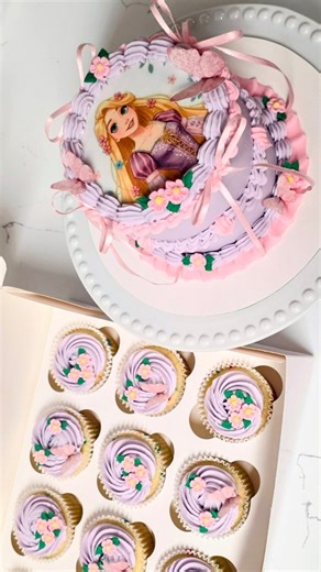 Once upon a cake… 👑💜 Today we brought fairytale dreams to life with a dreamy princess-setup: a gorgeous 🎀 “Rapunzel-style” cake and matching cupcakes topped with delicate little butterflies and blossoms. ✨ The cake features soft lavender and pastel accents, floral details fluttering edible butterflies. 🧁 The cupcakes echo the theme with swirls of purple frosting, tiny fondant flowers, and whisper-light butterflies dancing on top. Because every little princess deserves a moment where dresses 