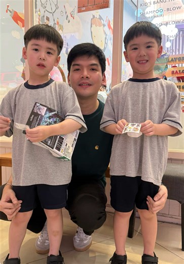 วันนี้พี่ตั้มเอา Gundam ตัวที่เด็กๆชอบตอนไปดูที่ญี่ปุ่นมาให้เลือกว่าจะเอาสีไหน แล้วให้พี่ธีร์เลือกก่อน พี่ธีร์บอกว่า “พี่ธีร์เอาอันนี้ พี่ธีร์ชอบสีเขียว” แล้วพี่ธีร์เค้าชอบจริงจังมาก หันมาบอกว่า พี่ธีร์ชอบกันดั้ม 3 รอบเลย 😊 ส่วนน้องพีร์ก็เป็นอย่างในคลิปเลยครับ ไหว้สวยมาก น่ารักที่สุดในโลก 😍 #beamoilchannel #beamoiltwinbabies #theephee #พี่ธีร์ #น้องพีร์