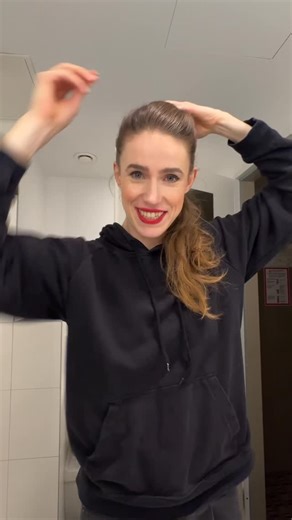 Zirkus Lea | moderne Zirkusartistin | Lea Toran Jenner on Instagram: "Alle Nummern gehören uns oder mir 😎 Wir spielen bis zum 04.01 noch im Mannheimer Weihnachtscircus @mannheimer_weihnachtscircus (mit Code LEA10 gibt es 10% auf Tickets | Anzeige)"