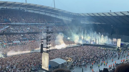 来看the weekend 演唱会啦！非常震撼和出彩的表现！