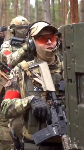 OPERATION THUNDER STRIKE 3 – “Der Preis der Macht” Mai 2026 – Battleground Polen Macht euch bereit, Airsoft Operator. Der Battleground ruft – lauter, brutaler und kompromissloser als je zuvor. Panzereinheiten, zahlreiche Einsatzfahrzeuge, LARP-Dorf, hunderte Spieler, 3 Fraktionen im Ausnahmezustand. Team Rot. Team Gelb. Team Blau. Wer die Macht will, muss sie sich nehmen. 💥 Dieses Reel ist euer Weckruf: Rüstet euch. Formiert eure Teams. Bereitet euch vor. Thunder Strike 3 wird euch alles abverl