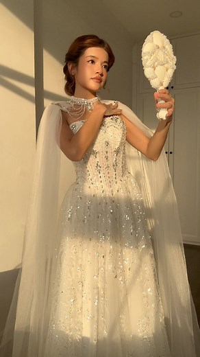 21K reactions · 326 shares | Quào quào quào, cô dâu Elsa hả? 凉✨‍♀️ Wedding Dress: TUKI - Váy Đi Bàn Cô Dâu ✨ . . . . . . . . . . . . . . . #bride #wedding #dress #princess #bridal | Amy Lương | Facebook