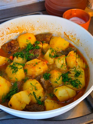 Томленая говядина с картошкой — рецепт нежного мяса в соусе
