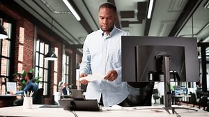 Homme dans un bureau moderne utilisant : vidéo de stock (100 % libre de droit) 3931652019 | Shutterstock