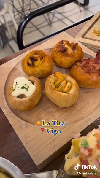 Es un restaurante situado cerca del puerto de Vigo, la comida está deliciosa! Dispone de una amplia terraza! #vigo #galicia #norte #summer #planvigo #puertodevigo #puerto #restaurante #hamburguesa #comida #terraza #summervibes #airelibre #picoteo #empanadagallega #restauracion #viral #fyp #parati
