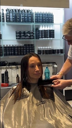 Un taglio bob lungo scalato sul davanti con shatush tono su tono color caramello