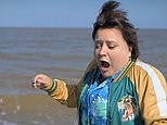 Comedian Susan Calman braves a paddle in freezing sea at Great Yarmouth beach