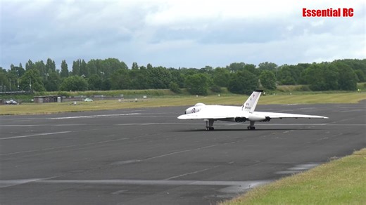 Avro Vulcan XH558 flies again ! | Essential RC