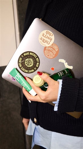 Oriflame Indonesia on Instagram: "Happy place itu bukan cuma soal me time. Tapi soal rutinitas yang bikin hati tenang… dan dompet tetap aman 😉 Coba tren makeup terbaru. Pakai skincare premium tiap hari. Punya fragrance sesuai mood. Tapi tanpa bikin rekening deg-degan. Kami percaya kamu nggak perlu pilih antara kualitas atau harga. Karena Oriflame itu part of your beauty routine — dan juga bagian dari growth journey-mu. Self-care jalan. Side income juga bisa jalan. Ready to glow and grow? ✨ #ori