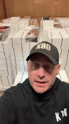 🚨 VI HAR RYGENDE TRAVLT 🚨 Det vælter ind med ordrer lige nu, og tempoet i produktionen er helt oppe at ringe. Vores slagtere og pakketeam knokler fra morgen til aften for at følge med - og det er tydeligt, at mange lige nu går efter nogle helt særlige tilbud. Flere spørger os hver dag: “Hvad er det alle andre køber lige nu?” Hvis du også er nysgerrig, så gør det nemt for dig selv: Skriv JA TAK i kommentarfeltet 👇 | Kødriget.dk