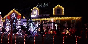 Amazing Light Show at 'The Christmas House' in Wilmette
