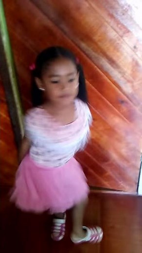 Niña bailando perreo