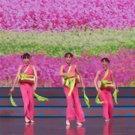 🍁Please enjoy: 🍁Early Shen Yun Pieces: Northeastern Drummers (2011 Production) 🍁Girls cheerfully skip about the countryside in this "waist drum" dance. Characterized for its unique figure-eight arm and leg movements, it is a popular style of folk dance in northeastern China. The music makes good use of the suona, a Chinese double-reed instrument with an unmistakable sound. Drumsticks tied with silk ribbons flutter in time to the beat to create a vivacious atmosphere. 🍁Full video: https://1kb