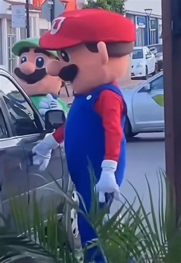 Mario & Luigi Dance Moments in Super Mario Kart