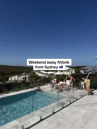 An Airbnb two hours from Sydney with 10 of your pals, a pool & 5 mins from the beach 🤝🇦🇺 Escaped Sydney for Christmas with some fab pals and a gorg @airbnb #centralcoast #australia #airbnb #travel #sydney