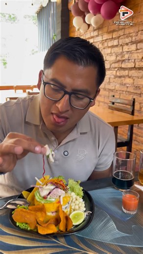 #Gastronomía 🍲 | Sabores del Perú 🇵🇪 conquistan #Gualaceo: descubre “La Esquinita Peruana” 🍱 ¿Cuál es mejor el ceviche peruano o ecuatoriano? Acompáñanos en este recorrido 😋 | De Buena Fuente