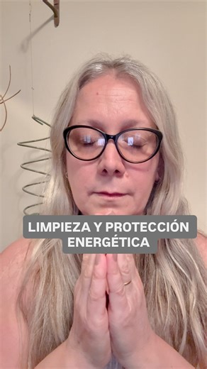 Silvana Centorbi | Terapeuta Holística on Instagram: "LIMPIEZA Y PROTECCIÓN ENERGÉTICA 🙌🏻 Recibe energía Reiki para limpieza y protección energética mirando este video. Míralo varias veces para realizar un trabajo más profundo. Podés encender un sahumo o sahumerio para acompañar este proceso de limpieza. No te olvides de contarme en comentarios qué sentiste: Nada-Bostezo-Escalofrío- Relajación -Sueño- Paz Bendiciones 🦋 DALE ❤️-COMPARTÍ con un alma que necesite esta sanación y GUARDALO para co