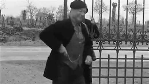 Ce film est une comédie française marquante des années 60 avec un trio d’acteurs emblématiques — Jean Gabin, Pierre Fresnay et Noël-Noël — qui incarnent trois vieux amis décidant de sortir de leur retraite pour pimenter leur existence. Adapté du roman de René Fallet, il a été co-écrit par Michel Audiard, célèbre pour ses dialogues percutants et cultes dans le cinéma populaire français. | Les Meilleures Scènes